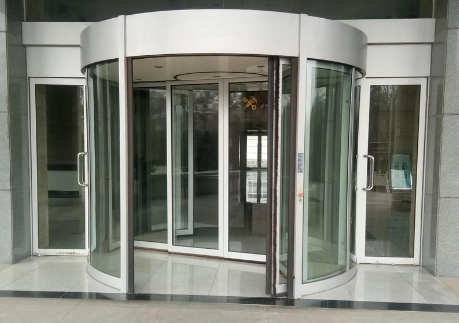 庆阳旋转门需要配备哪些安全防护措施？