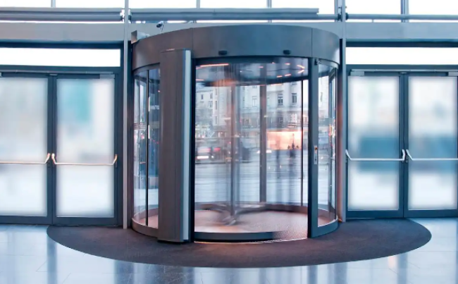 庆阳应对人流量大的入口？旋转门的高效分流与不间断通行优势！